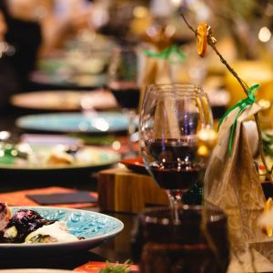 Gastrobar Houdt van Eten foto tafel met mooie borden en wijn